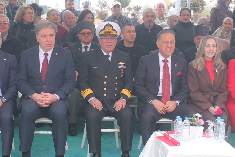 Ata’nın Kenti Yalova’da 19 Mayıs Coşkusu: Gökyüzünde Türk Bayrağı, Meydanda Gençlik Rüzgârı