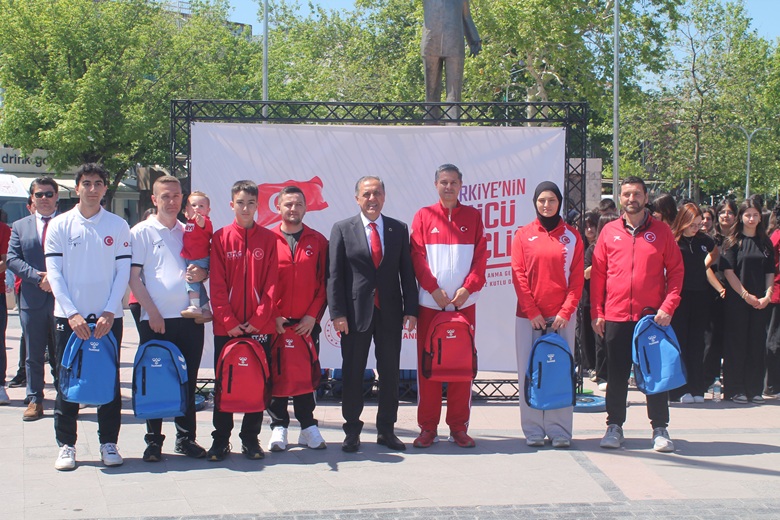 Ata’nın Kenti Yalova’da 19 Mayıs Coşkusu: Gökyüzünde Türk Bayrağı, Meydanda Gençlik Rüzgârı