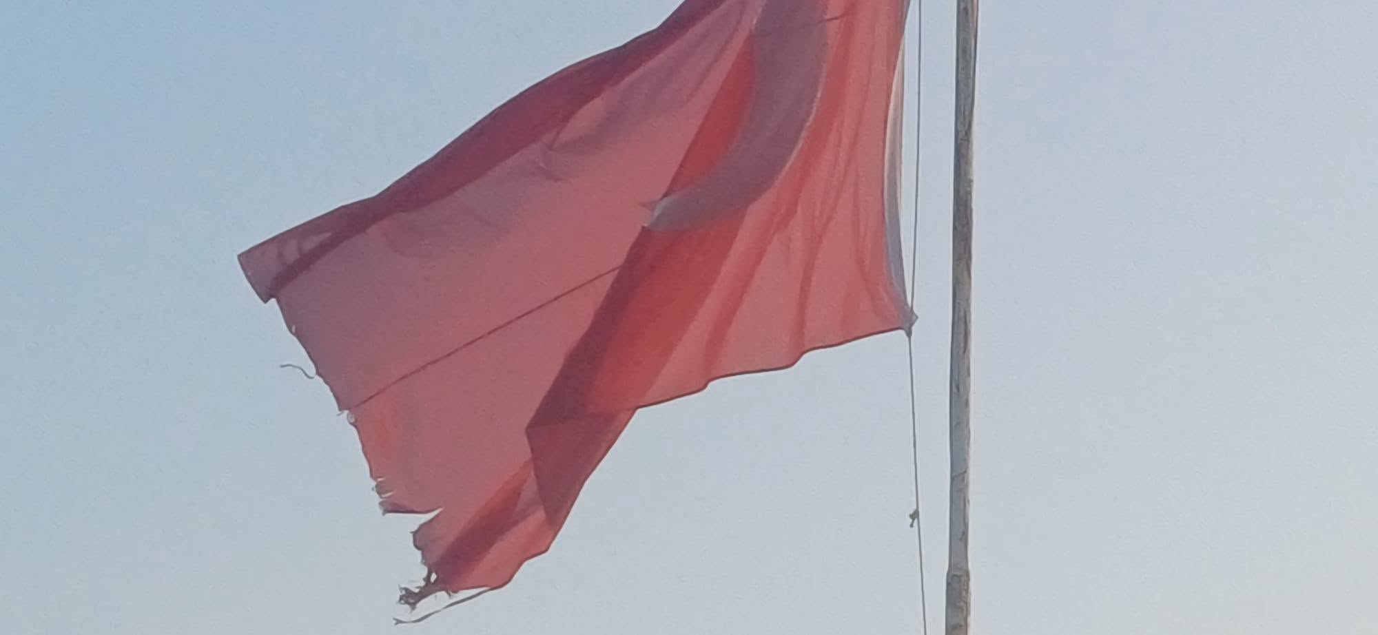 KİRAZLI’DA YIRTIK TÜRK BAYRAĞI TEPKİ ÇEKTİ